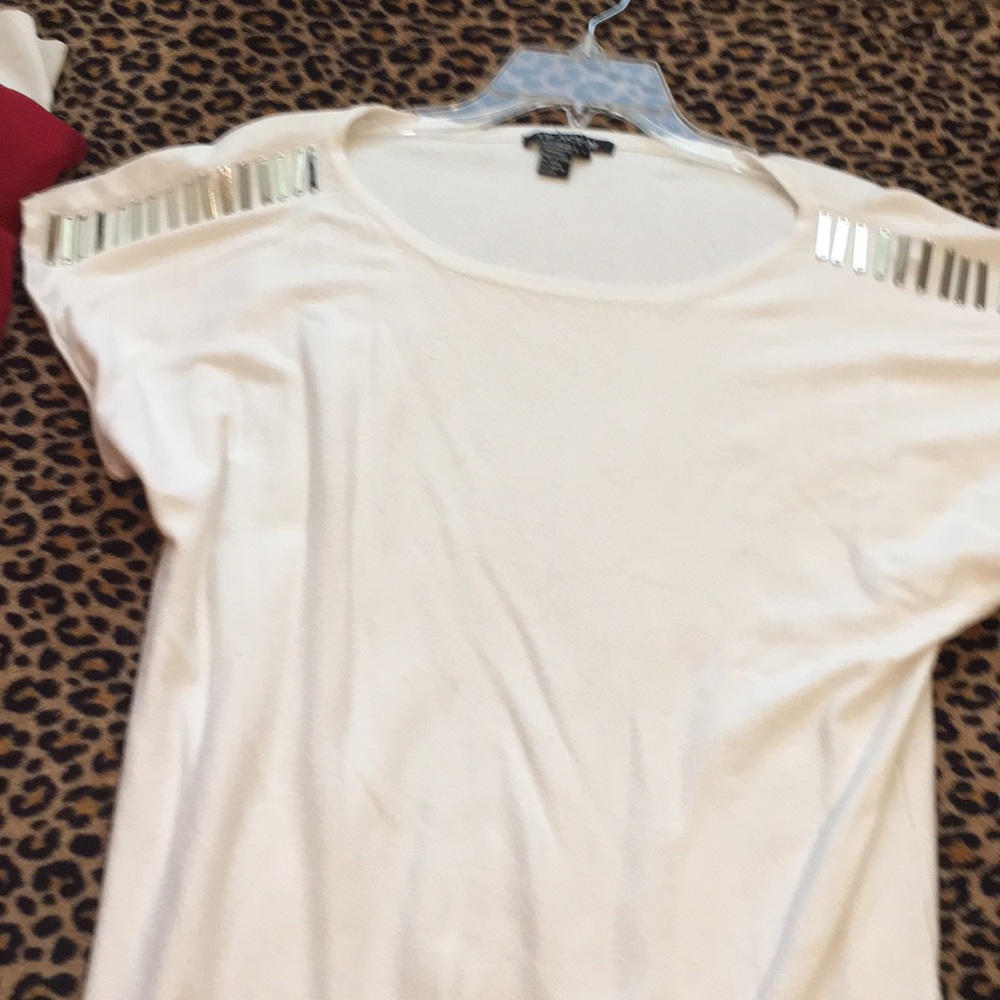 Super cute white T-shirt with accessories